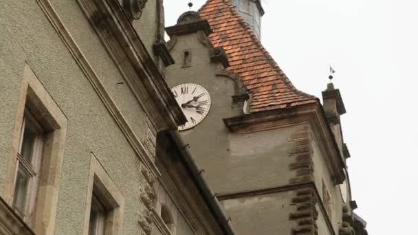 Vista de la fachada del castillo antiguo, frente con reloj viejo en la pared — Vídeo de stock