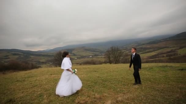 Nevěsta a ženich na hory backgroung. Krásná příroda. Svatební pár. — Stock video