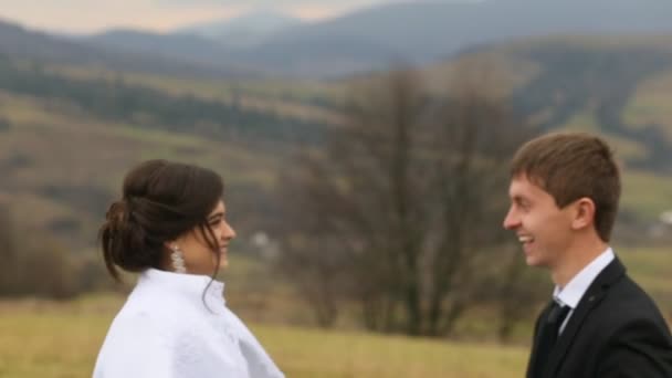 Chiudi sposa e sposo sulle montagne backgroung baci. Bella natura . — Video Stock