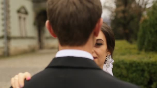 Happyyoung mariée avec marié dans le parc près de vieux château. Groom vue arrière — Video