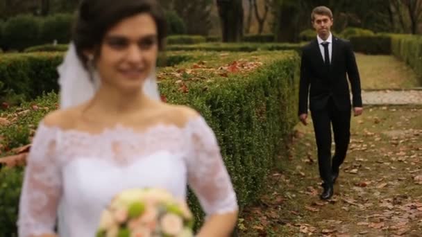 Mooie lachende bruid houden bruiloft boeket terwijl lopen naar haar bruidegom. — Stockvideo