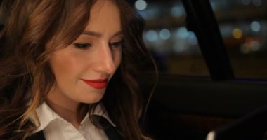 Arabada city gece açık renkli adlı iş kadınları kullanarak kaydırma tablet