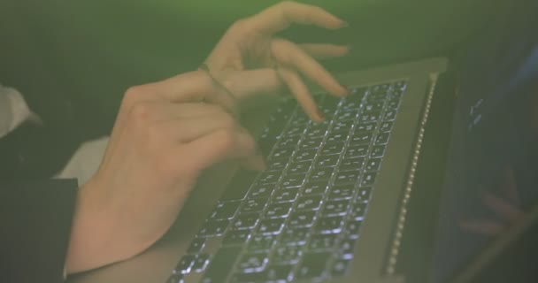 Zamknij widok rąk kobieta działa na laptopie w samochodzie w nocy — Wideo stockowe