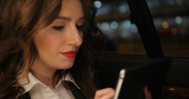 Arabada city gece açık renkli adlı kadın kullanarak kaydırma tablet
