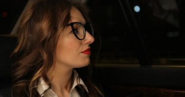 İş kadını araba ve numarayý aramak arka koltuğunda akıllı telefon sürmek.