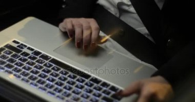Kadın girişimci laptop ofise bir arabada seyahat sırasında çalışma.