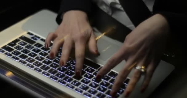 Vacker ung affärskvinna med laptop i en bil — Stockvideo