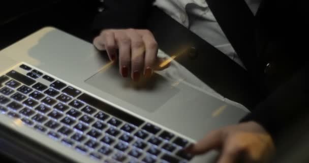 Femme entrepreneur travaillant à l'ordinateur portable pendant le voyage au bureau dans une voiture . — Video