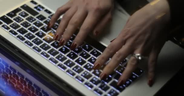 Femme entrepreneur travaillant à l'ordinateur portable pendant le voyage au bureau dans une voiture . — Video