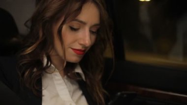 Mutlu kadın manifatura telefon araba arka koltuk, yolculuğu sırasında