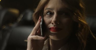 Genç çekici iş kadın uyku arabada akıllı telefon, söz