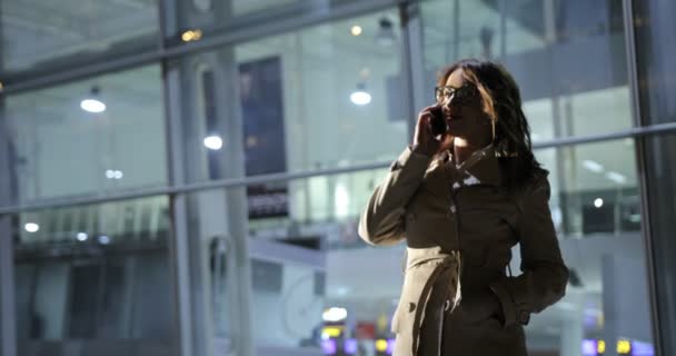 Красивая женщина делает телефонный звонок, на открытом воздухе в городе ночью . — стоковое видео