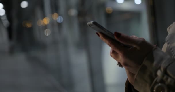 Kadın parmak sms kayan resimler akıllı telefonunu yazarak yakın çekim. — Stok video