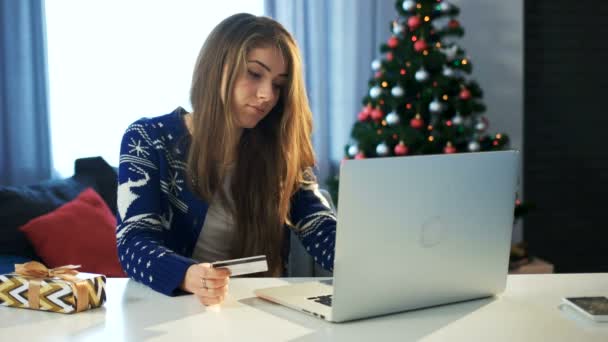 Ung flicka gör on-line julhandeln med sin laptop och hennes kreditkort — Stockvideo