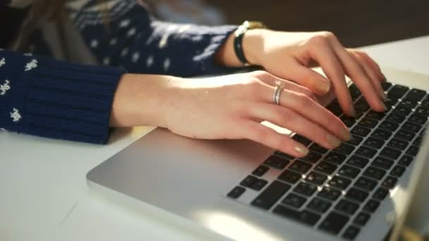 Jong meisje texting Kerstmis wensen op haar laptopcomputer. Nieuwjaar party — Stockvideo