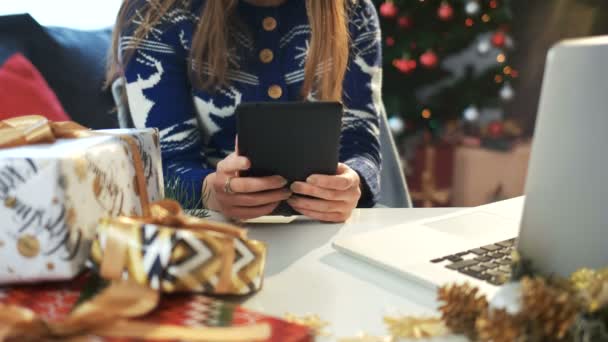 Jong meisje texting Kerstmis wensen met haar tablet-pc. Nieuwjaar party — Stockvideo