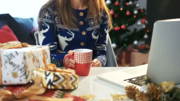 Chica bebiendo té caliente en el trabajo. Fiesta de Navidad y feliz año nuevo — Vídeo de stock