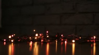 Noel bokeh arka plan. Noel çelenk tuğla duvarın yanında oturma odasında yerde.
