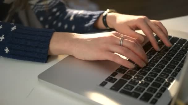 Les mains de la jeune femme copient les numéros des cartes sur l'ordinateur portable, payant pour quelque chose . — Video