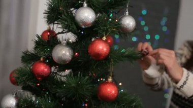 Santa claus şapka bokeh arka plan üzerinde Noel ağacı süsleme güzel genç kadın.