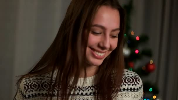 Mujer atractiva joven posando y sonriendo en la cámara en el tiempo de año nuevo. De cerca. . — Vídeos de Stock