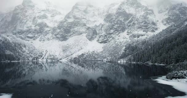 Bevroren meer in winter berg landschap met sneeuwval. Mointain in de winterweer. — Stockvideo