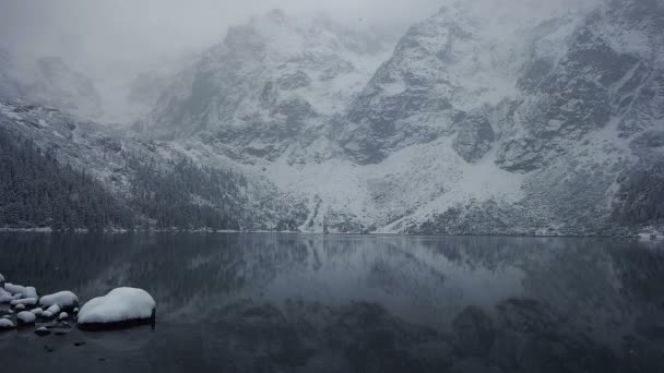 冬山で凍った湖は、降雪のある風景します。冬の天候 Mointain. — ストック動画