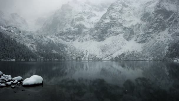 Lago congelado en invierno paisaje de montaña con nevadas. Mointain en el clima invernal . — Vídeos de Stock