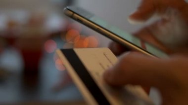 New York - 19 Aralık 2016: sosyal ağ. Shutterstock uygulama akıllı telefon kullanan adam. Kayıt için kredi kartını kullanarak ve online alışveriş dostum. Online alışveriş. Yakın çekim