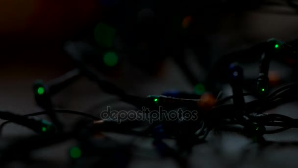 Närbild av christmas garland glödlampor. Bokeh effekt. Vacker färgglad jul och ny år dekoration. — Stockvideo