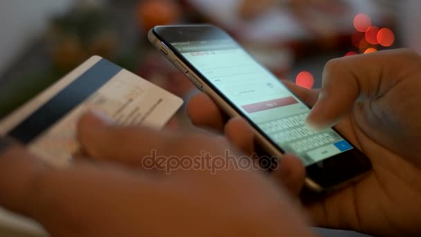 NOVA IORQUE - 19 de dezembro de 2016: rede social. Homem usando Shutterstock aplicação no telefone inteligente. Homem usando seu cartão de crédito para registrar e fazer compras on-line. Fechar — Vídeo de Stock