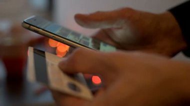 New York - 19 Aralık 2016: sosyal ağ. Shutterstock uygulama akıllı telefon kullanan adam. Kayıt için kredi kartını kullanarak ve online alışveriş dostum. Online alışveriş. Yakın çekim