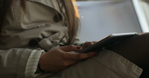 Молодая деловая женщина с планшетным компьютером в международном аэропорту — стоковое видео
