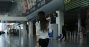 Uçus tarifesi kalkış kurulu tren istasyonunda bakarak çekici kadın
