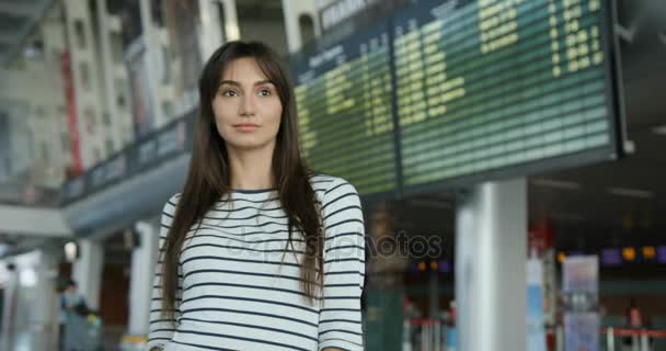 Schöne junge Frau geht durch Flughafen — Stockvideo