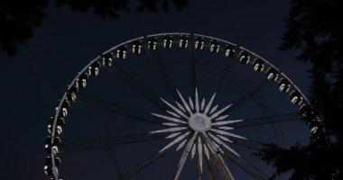 Bir dönme dolap gece manzarası. Budapeşte göz