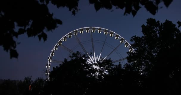 Kilátás a ferris kerék éjjel. Budapest-szem — Stock videók