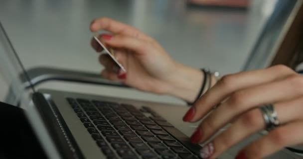 Ganska ung kvinnlig passagerare att göra online shopping med kreditkort på laptop väntan på flygplatsen — Stockvideo