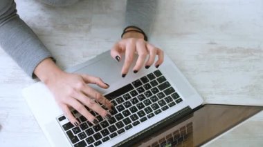 Kızlar el laptop klavye üzerinde çalışıyor. Üstten Görünüm.