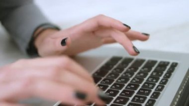 Kızlar el laptop klavye üzerinde çalışıyor.