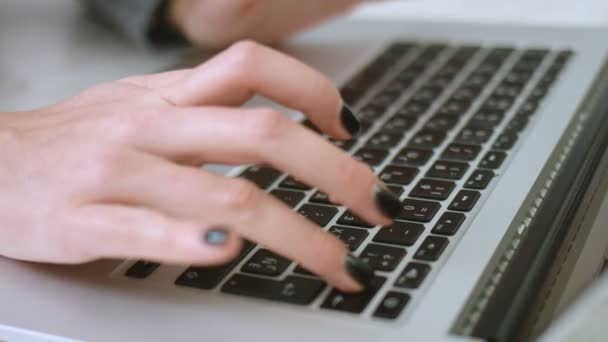 Womens hands typing on computer. Girls hand working on the laptop keyboard. — Stock Video