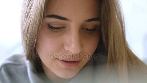 Close-up tiro de menina navegando na internet usando tablet computador ou laptop.. Retrato muito feliz jovem olhando para monitor e sorrindo — Vídeo de Stock