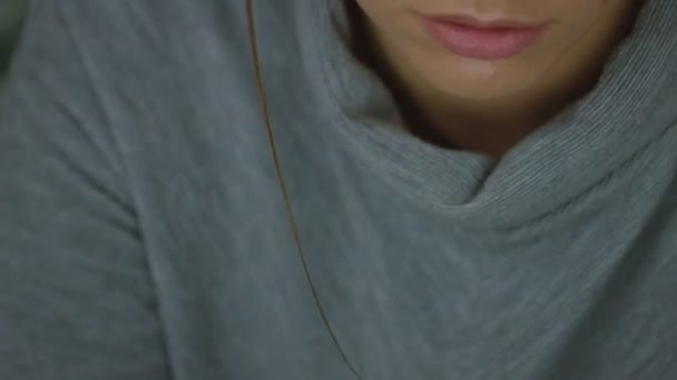 Young woman with glasses eyes looking at the monitor, surfing the Internet, close-up with reflection — Stock Video