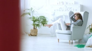 Sandalyede rahatlatıcı, onu laptop kullanarak güzel kız