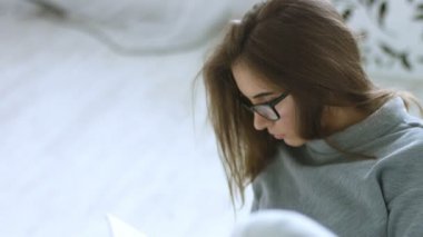 Genç güzel kız kitap okuma