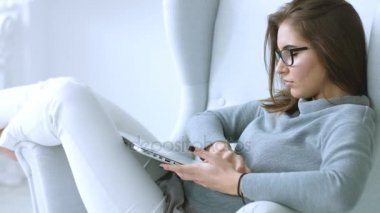 Güzel kız laptop açar ve çalışmaya başlar
