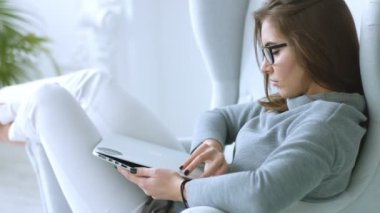 Güzel kız laptop açar ve çalışmaya başlar