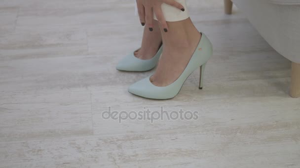 Jovem mulher atraente vestindo em saltos altos na loja de sapatos. Pernas sexy — Vídeo de Stock