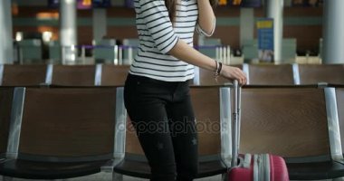 Uluslararası Havaalanı telefonda konuşurken çekici genç kadın