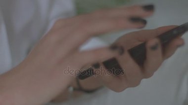 Zarif güzel genç kadın manifatura smartphone cep telefonu ile